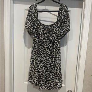 ARULA Black and White Puff Sleeve Romper